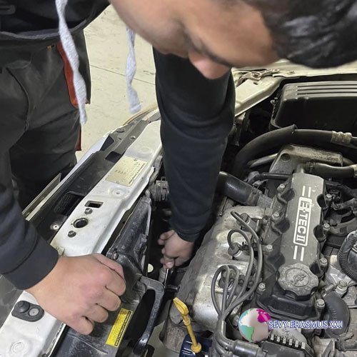 Участниците от направление “Автотранспорт” усъвършенстват уменията си в реална работна среда