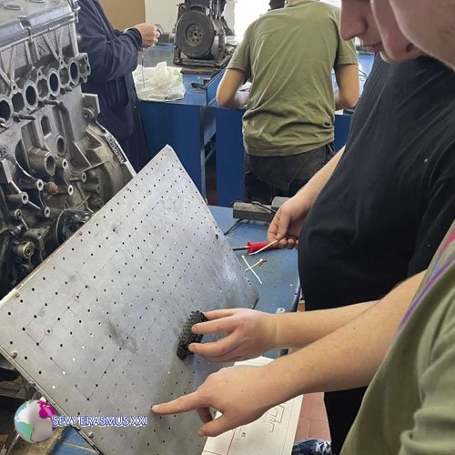 Участниците от направление “Автотранспорт” усъвършенстват уменията си в реална работна среда