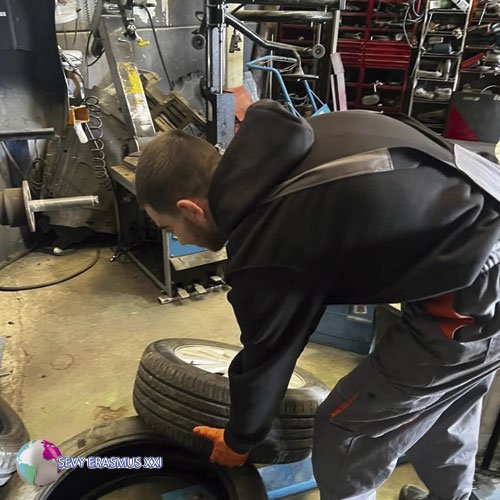 Участниците от направление “Автотранспорт” усъвършенстват уменията си в реална работна среда