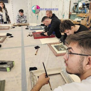 Un lienzo en movimiento: El Arte en Abanicos y Cerámicas