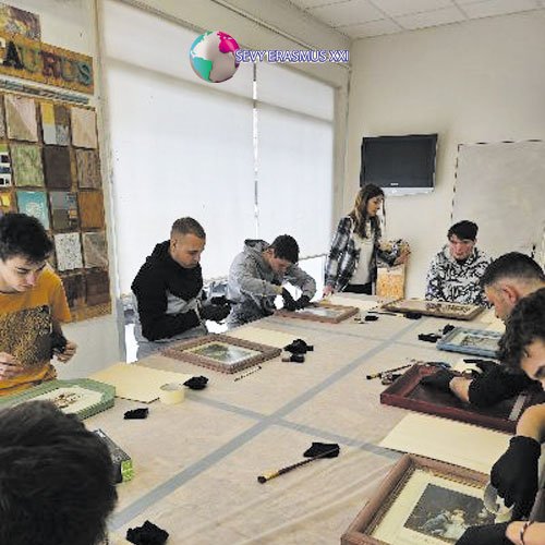 Un lienzo en movimiento: El Arte en Abanicos y Cerámicas