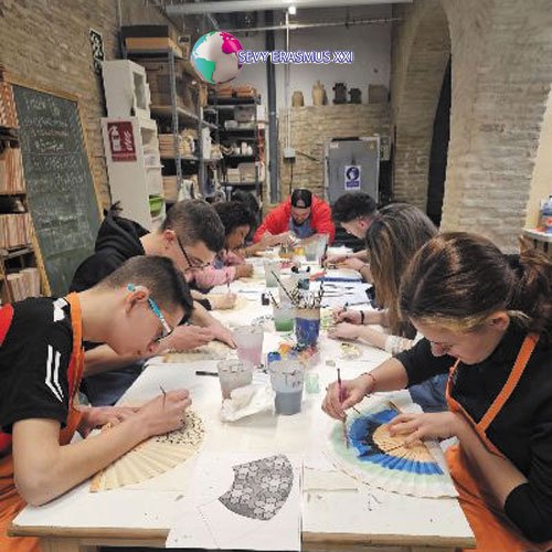 Un lienzo en movimiento: El Arte en Abanicos y Cerámicas