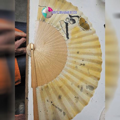 Un lienzo en movimiento: El Arte en Abanicos y Cerámicas