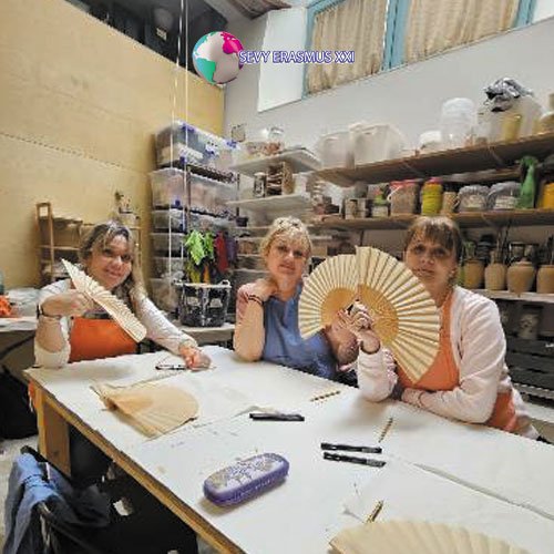 Un lienzo en movimiento: El Arte en Abanicos y Cerámicas