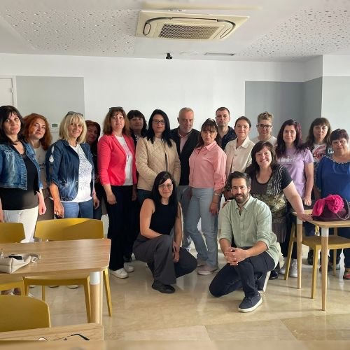 Transformar la educación brcon aulas digitales